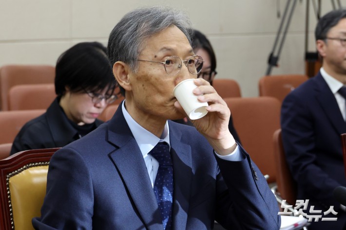 고광헌 방송미디어통신심의위원회 위원장 후보자가 1일 서울 여의도 국회에서 열린 과학기술정보방송통신위원회 인사청문회에서 물을 마시고 있다.