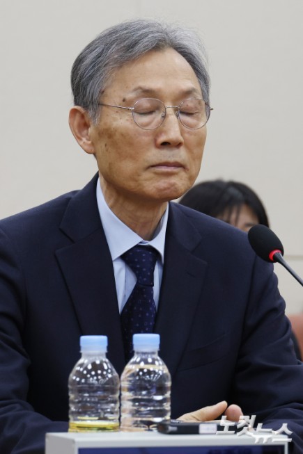 고광헌 방송미디어통신심의위원회 위원장 후보자가 1일 서울 여의도 국회에서 열린 과학기술정보방송통신위원회 인사청문회에서 생각에 잠겨있다.