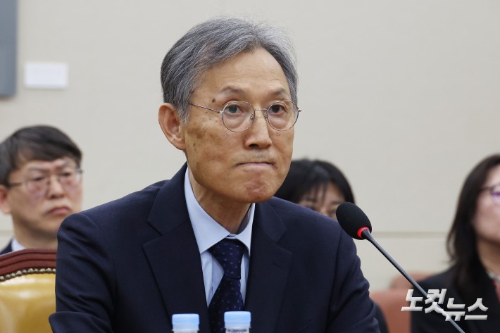 고광헌 방송미디어통신심의위원회 위원장 후보자가 1일 서울 여의도 국회에서 열린 과학기술정보방송통신위원회 인사청문회에서 굳은 표정을 짓고 있다.