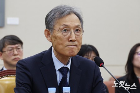 고광헌 방송미디어통신심의위원회 위원장 후보자가 1일 서울 여의도 국회에서 열린 과학기술정보방송통신위원회 인사청문회에서 굳은 표정을 짓고 있다.