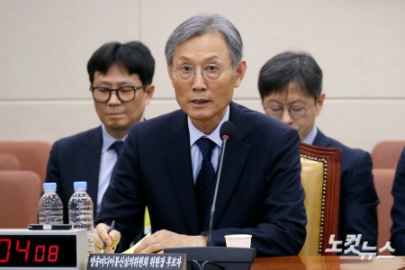 고광헌 방송미디어통신심의위원회 위원장 후보자가 1일 서울 여의도 국회에서 열린 과학기술정보방송통신위원회 인사청문회에서 의원 질의에 답변을 하고 있다.