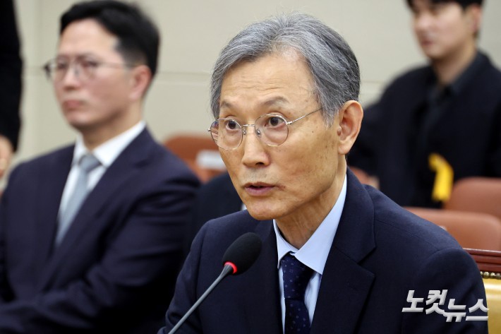 고광헌 방송미디어통신심의위원회 위원장 후보자가 1일 서울 여의도 국회에서 열린 과학기술정보방송통신위원회 인사청문회에서 의원 질의에 답변을 하고 있다.