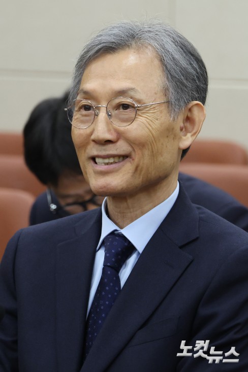 고광헌 방송미디어통신심의위원회 위원장 후보자가 1일 서울 여의도 국회에서 열린 과학기술정보방송통신위원회 인사청문회에서 밝은 표정을 짓고 있다.