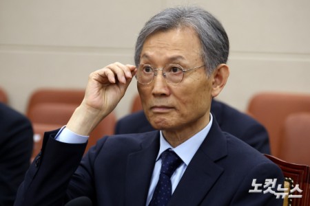 고광헌 방송미디어통신심의위원회 위원장 후보자가 1일 서울 여의도 국회에서 열린 과학기술정보방송통신위원회 인사청문회에서 안경을 만지고 있다.