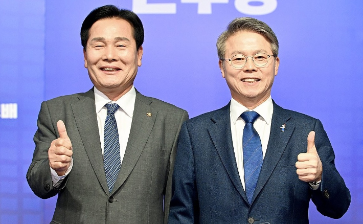 민형배·주철현 후보는 1일 여수세계박람회장 컨벤션센터에서 공동 선언문을 통해 민형배 후보로의 단일화를 공식 선언했다. 연합뉴스