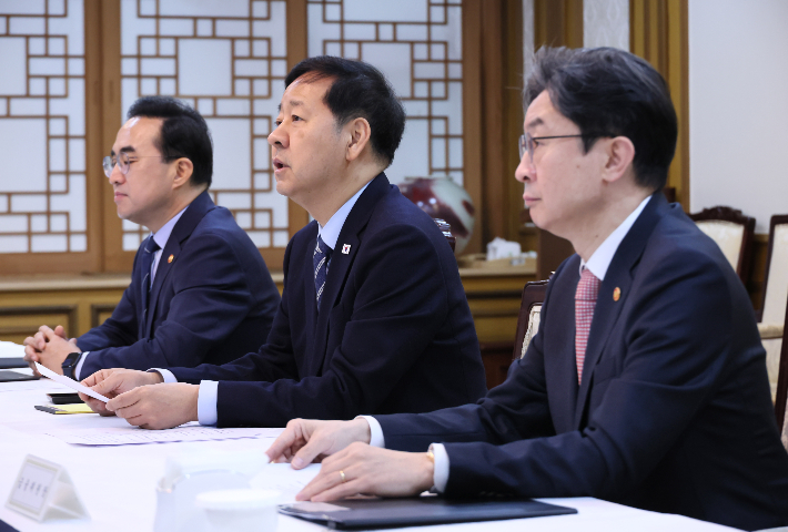 구윤철 부총리 겸 재정경제부 장관이 1일 서울 종로구 정부서울청사에서 열린 거시재정 금융간담회에서 발언하고 있다. 왼쪽부터 박홍근 기획예산처 장관, 구윤철 부총리, 이억원 금융위원장. 연합뉴스