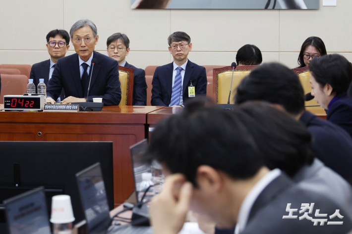 고광헌 방송미디어통신심의위원회 위원장 후보자가 1일 서울 여의도 국회에서 열린 과학기술정보방송통신위원회 인사청문회에서 의원 질의에 답변을 하고 있다.