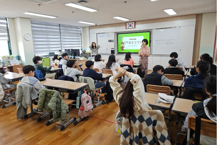 군산시가  초등학교를 대상으로 '화학물질 탐정단, 안전 표식을 찾아라' 프로그램을 운영한다. 군산시 제공