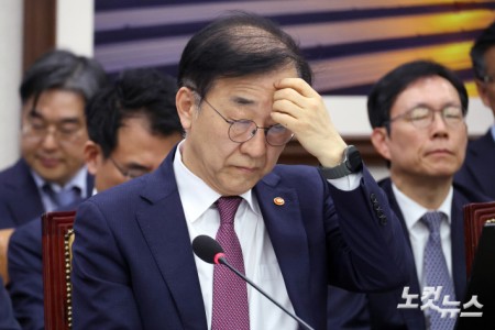 김윤덕 국토교통부 장관이 1일 서울 여의도 국회에서 열린 국토교통위원회 전체회의에서 생각에 잠겨있다.