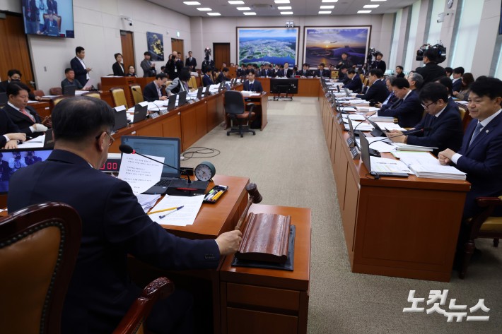 1일 서울 여의도 국회에서 열린 국토교통위원회 전체회의에서 맹성규 위원장이 의사봉을 두드리고 있다.