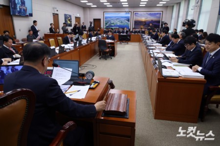 1일 서울 여의도 국회에서 열린 국토교통위원회 전체회의에서 맹성규 위원장이 의사봉을 두드리고 있다.