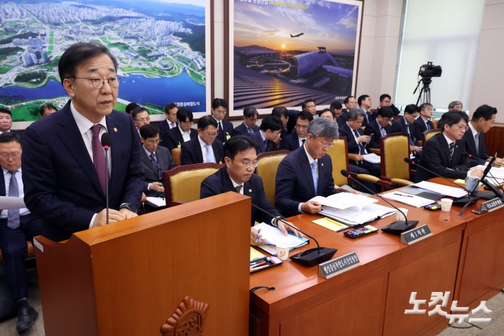 김윤덕 국토교통부 장관이 1일 서울 여의도 국회에서 열린 국토교통위원회 전체회의에서 법안 통과 인사말을 하고 있다.