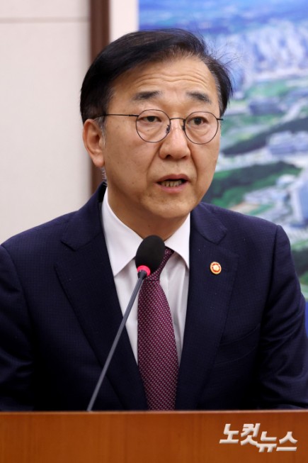 김윤덕 국토교통부 장관이 1일 서울 여의도 국회에서 열린 국토교통위원회 전체회의에서 법안 통과 인사말을 하고 있다.