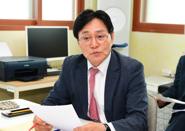 박용철 강화군수가 서도면 찾아가는 이동군수실을 운영하고 있는 모습. 강화군 제공