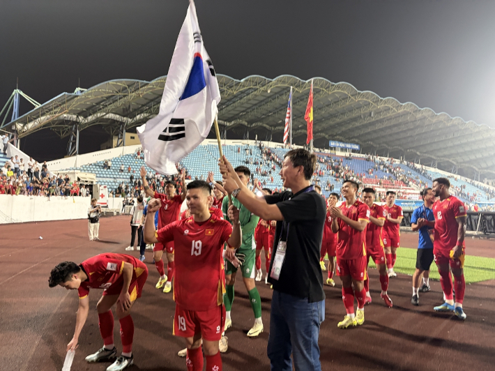 2027 아시안컵 예선을 6전 전승으로 마무리한 베트남 축구대표팀과 김상식 감독. 디제이매니지먼트 제공