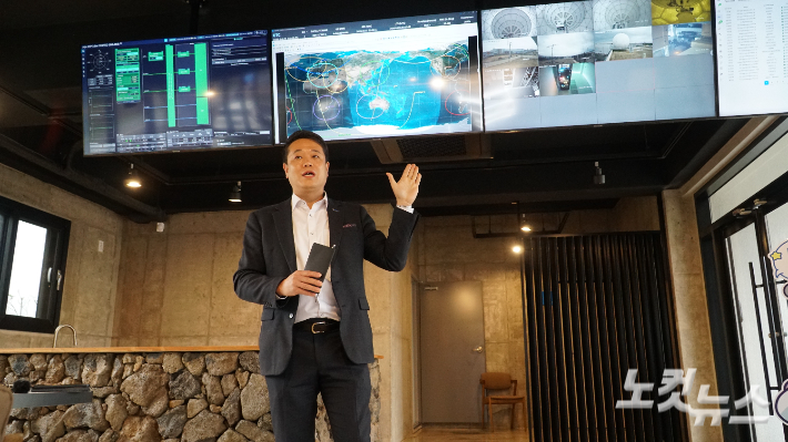 1일 오전 10시 제주시 한림읍 상명리 일대에서 열린 ASP 개소식 사전 기자회견. 이성희 대표가 기자의 질문에 답하고 있다. 이창준 기자