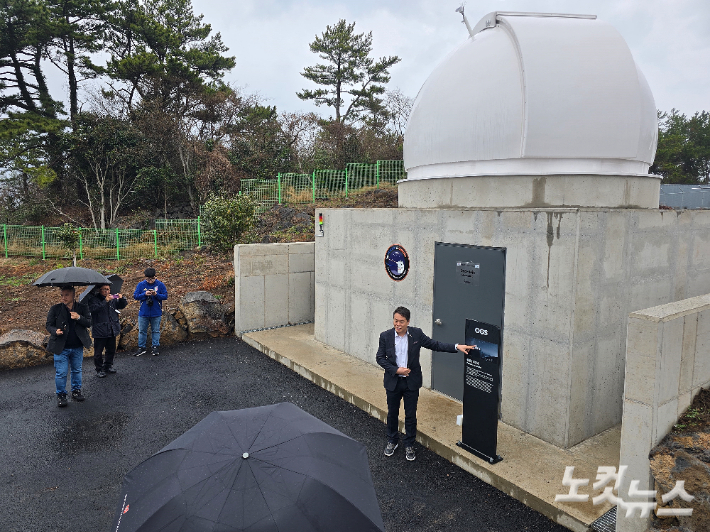 이성희 대표가 ASP 시설에 대해 설명하고 있는 모습. 이창준 기자