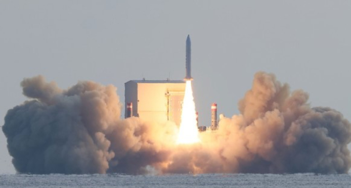 2023년 12월 4일 오후 제주 서귀포시 예래동 앞바다에서 군 주도로 고체연료우주발사체 3차 시험발사가 진행되고 있다. 연합뉴스