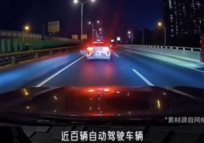 중국 후베이성 우한의 도로에서 멈춰 선 로봇택시. 샤오홍슈(小红书) 영상 캡처 