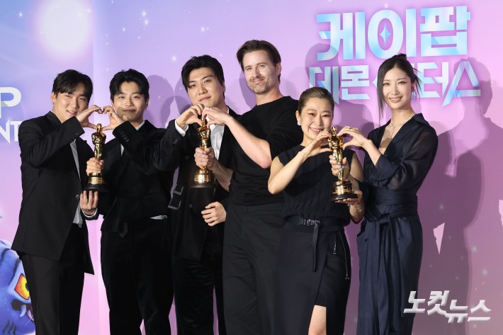 프로듀서 팀 IDO(왼쪽부터), 크리스 애플한스 감독, 매기 강 감독, 가수 이재가 1일 서울 용산구 CGV용산아이파크몰에서 열린 넷플릭스 '케이팝 데몬 헌터스' 아카데미 수상 기념 간담회에서 포즈를 취하고 있다.