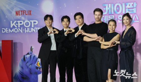 프로듀서 팀 IDO(왼쪽부터), 크리스 애플한스 감독, 매기 강 감독, 가수 이재가 1일 서울 용산구 CGV용산아이파크몰에서 열린 넷플릭스 '케이팝 데몬 헌터스' 아카데미 수상 기념 간담회에서 포즈를 취하고 있다.