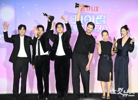 프로듀서 팀 IDO(왼쪽부터), 크리스 애플한스 감독, 매기 강 감독, 가수 이재가 1일 서울 용산구 CGV용산아이파크몰에서 열린 넷플릭스 '케이팝 데몬 헌터스' 아카데미 수상 기념 간담회에서 포즈를 취하고 있다.