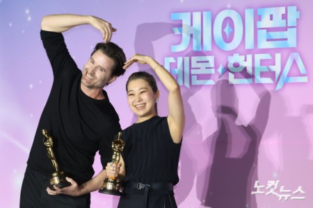 크리스 애플한스 감독과 매기 강 감독이 1일 서울 용산구 CGV용산아이파크몰에서 열린 넷플릭스 '케이팝 데몬 헌터스' 아카데미 수상 기념 간담회에서 포즈를 취하고 있다.