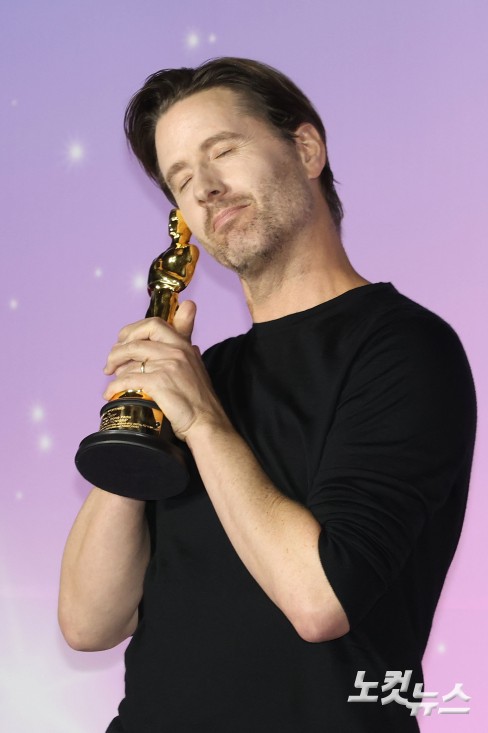 크리스 애플한스 감독이 1일 서울 용산구 CGV용산아이파크몰에서 열린 넷플릭스 '케이팝 데몬 헌터스' 아카데미 수상 기념 간담회에서 포즈를 취하고 있다.