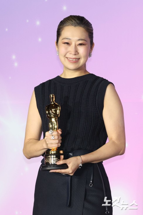 매기 강 감독이 1일 서울 용산구 CGV용산아이파크몰에서 열린 넷플릭스 '케이팝 데몬 헌터스' 아카데미 수상 기념 간담회에서 포즈를 취하고 있다.