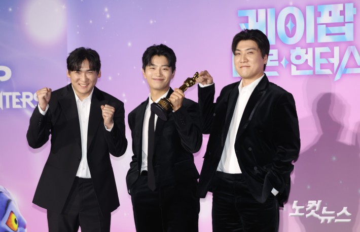 IDO(이유한, 곽중규, 남희동)가 1일 서울 용산구 CGV용산아이파크몰에서 열린 넷플릭스 '케이팝 데몬 헌터스' 아카데미 수상 기념 간담회에서 포즈를 취하고 있다.