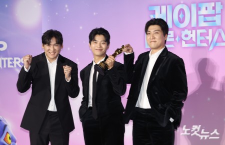 IDO(이유한, 곽중규, 남희동)가 1일 서울 용산구 CGV용산아이파크몰에서 열린 넷플릭스 '케이팝 데몬 헌터스' 아카데미 수상 기념 간담회에서 포즈를 취하고 있다.