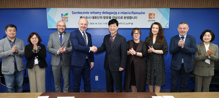 전북 전주시는 콘라드 피요엑 시장을 포함한 제슈프시 대표단 5명이 지난달 30일부터 2일까지 3박 4일 일정으로 전주를 방문했다고 1일 밝혔다. 전주시 제공