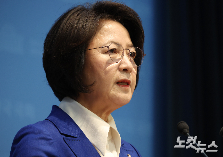 더불어민주당 추미애 의원이 지난달 12일 서울 여의도 국회 소통관에서 6·3 전국동시지방선거 경기지사 출마를 공식 선언하고 있다. 윤창원 기자