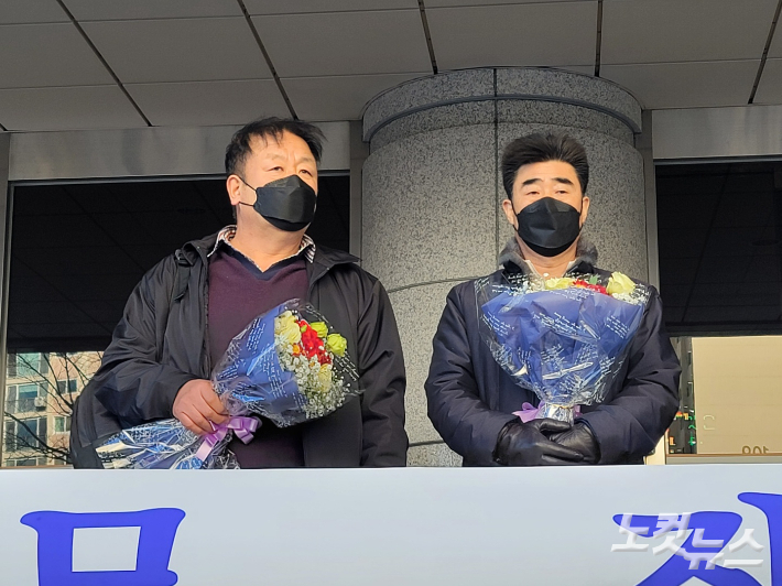 재심을 통해 누명을 벗은 최인철(좌), 장동익(우)씨. 박중석 기자