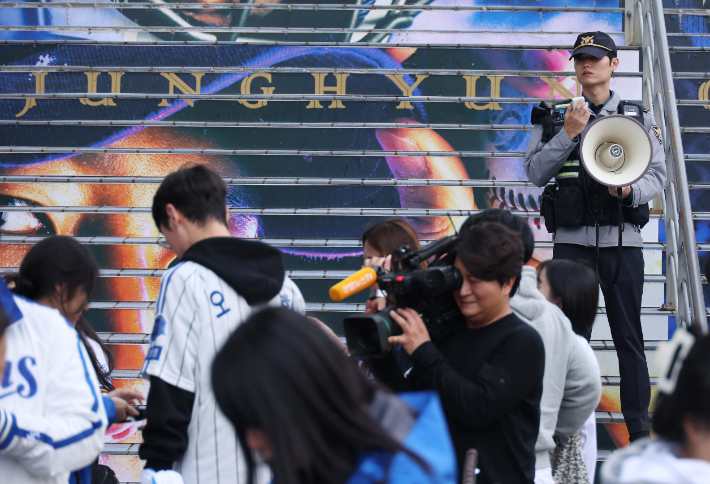 대구경찰청이 지난 2024년 10월 25일 프로야구 한국시리즈 3차전인 삼성 라이온즈와 KIA 타이거즈 경기가 열리는 대구 삼성라이온즈파크 일대에서 암표 거래 등 불법행위 단속을 하고 있다. 연합뉴스