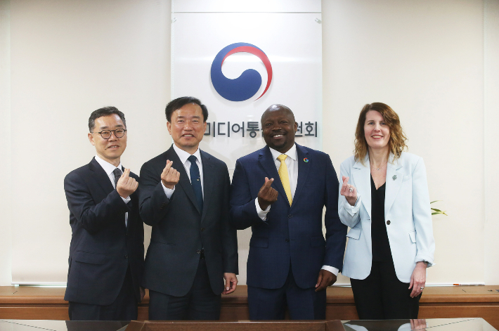 김종철 방송미디어통신위원회 위원장(왼쪽에서 두번째)이 1일 정부과천청사에서 윌슨 화이트(Wilson White) 구글 글로벌 공공정책 총괄 부사장(오른쪽에서 두번째), 카라 베일리(Kara Bailey) 안드로이드 생태계 전략 담당 부사장(오른쪽에서 첫번째)과 면담후 기념촬영을 하고 있다. 방송미디어통신위원회 제공