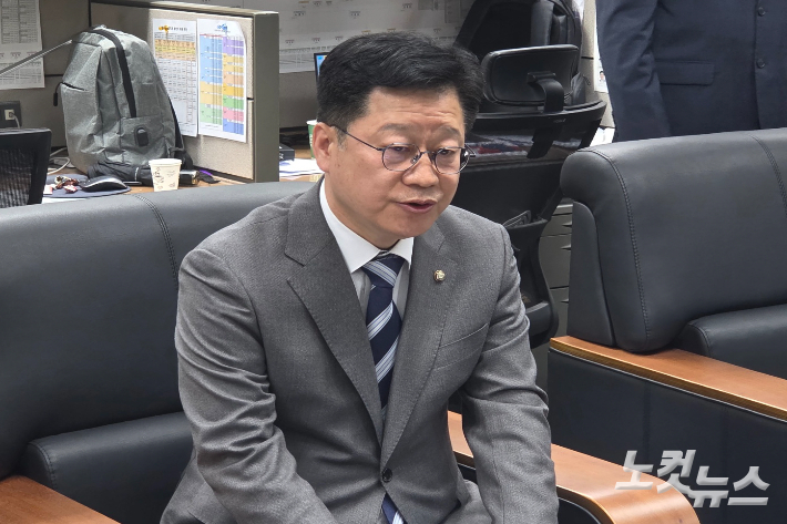 민주당 전북도지사 경선 후보인 안호영 의원이 1일 전북도의회에서 기자간담회를 하고 있다. 최명국 기자