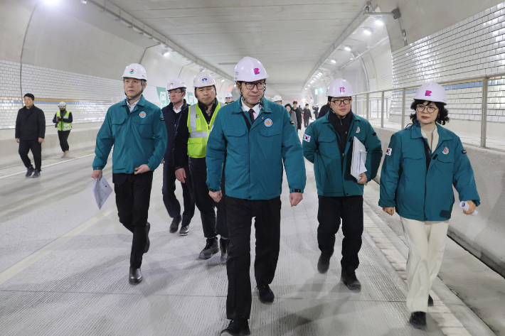 박형준 시장이 만덕~센텀 도시화고속도로 내부를 점검하고 있다.  부산시 제공