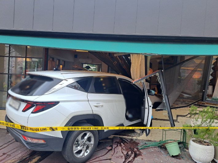 1일 부산 부산진구 승용차 상가 돌진 사고 현장. 부산경찰청 제공