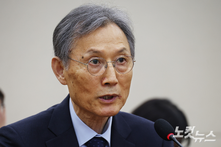 고광헌 방송미디어통신심의위원회 위원장 후보자가 1일 서울 여의도 국회에서 열린 과학기술정보방송통신위원회 인사청문회에서 의원 질의에 답변을 하고 있다. 윤창원 기자