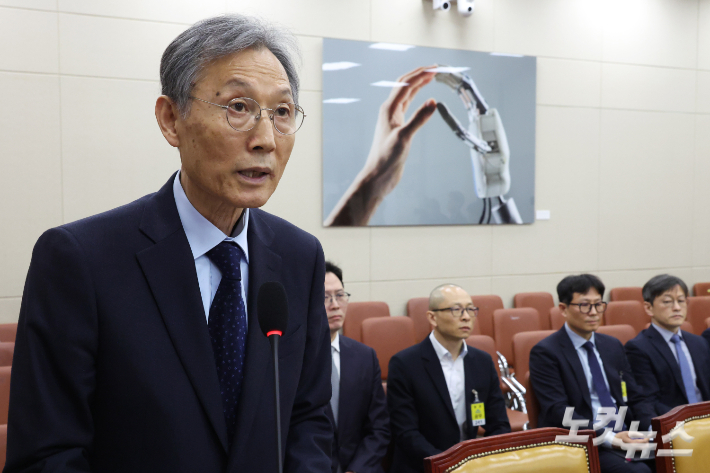 고광헌 방송미디어통신심의위원회 위원장 후보자가 1일 서울 여의도 국회에서 열린 과학기술정보방송통신위원회 인사청문회에서 모두발언을 하고 있다. 윤창원 기자