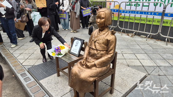 1일 제1746차 일본군 성노예제 문제해결을 위한 정기 수요시위에서 평화의 소녀상을 둘러싸던 바리케이드가 일시적으로 철거됐다. 시위를 마친 후 정의기억연대 이나영 이사장이 소녀상 옆 자리에 28일 별세한 피해 할머니 영정을 놓고 헌화하고 있다. 김지은 기자 