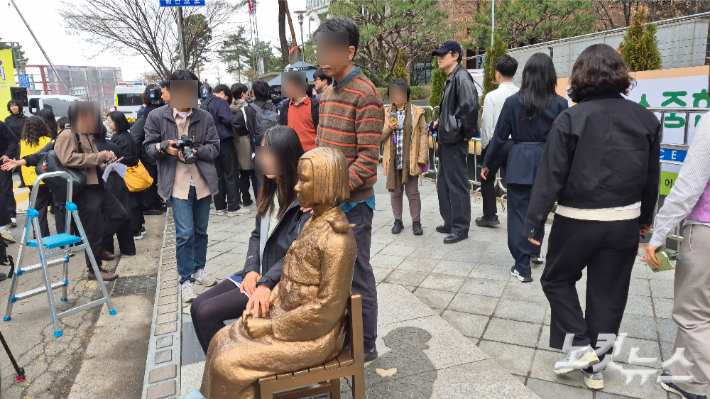 1일 제1746차 일본군 성노예제 문제해결을 위한 정기 수요시위가 끝나고 시민들이 일시 개방된 소녀상 옆에 앉아 기념사진을 찍고 있다. 김지은 기자