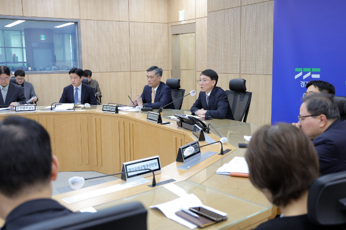 김성중 경기지사 권한대행이 1일 경기도청에서 정부 추가경정예산안 국무회의 통과 관련 긴급 대책회의를 주재하는 모습. 경기도 제공