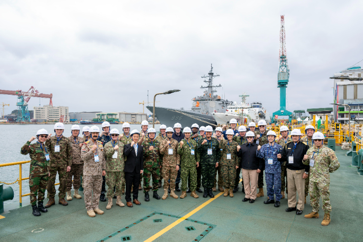 지난 3월 31일 호주와 페루, 태국, 미국 등 25개국 30명의 주한 외국 무관단이 HD현대중공업 울산 본사를 방문해 첨단 함정 건조 현장을 견학했다. HD현대중공업 제공