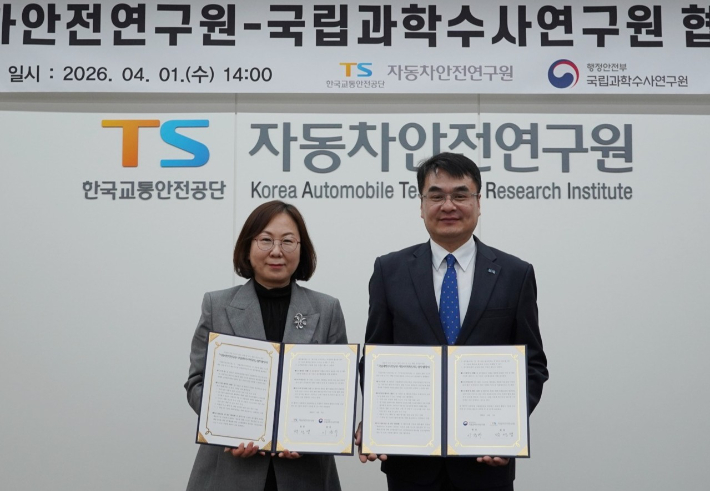 TS자동차안전연구원 박선영 원장(왼쪽)과 국립과학수사연구원 이봉우 원장. TS제공