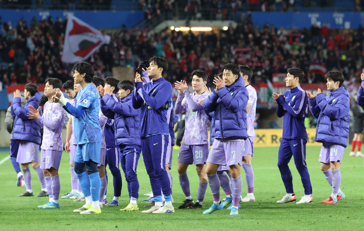 관중에게 인사하는 대표팀. 연합뉴스