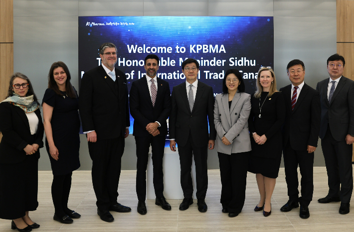 노연홍(가운데) 한국제약바이오협회장과 마닌더 시두(왼쪽에서 네 번째) 캐나다 국제통상부 장관. 제약바이오협회 제공