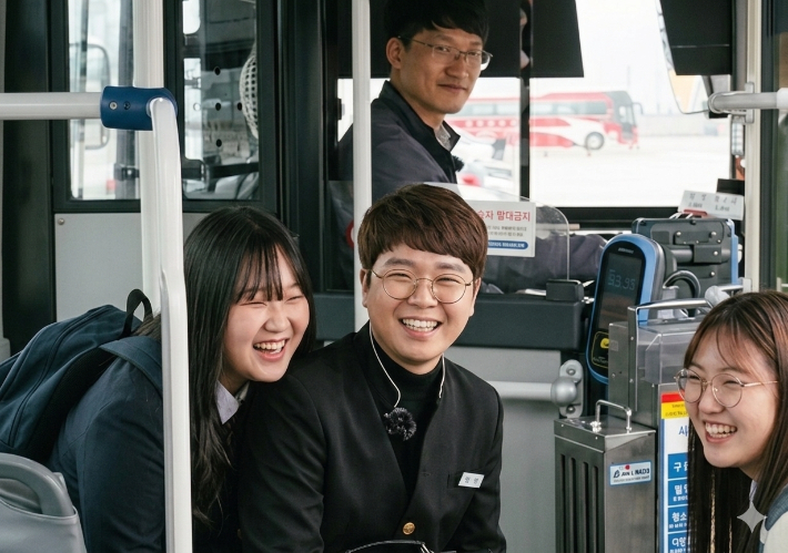 경주시가 1일부터 시행하는 어린이·청소년 시내버스 요금 전면 무료 정책 홍보영상 촬영 현장 모습. 경주시 제공