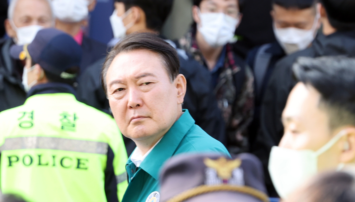 이태원 압사 사고현장 둘러보는 윤석열 전 대통령. 연합뉴스